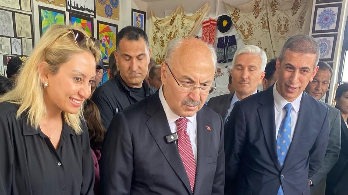 Yüreğir 7.Bölge Sergimiz; Sayın Valimiz Yavuz Selim KÖŞGER,Yüreğir Kaymakamımız Sayın Mehmet AKSU ve Yüreğir İlçe Milli Eğitim Müdürümüz Sayın İzzettin AYDIN'IN katılımlarıyla gerçekleştirildi.